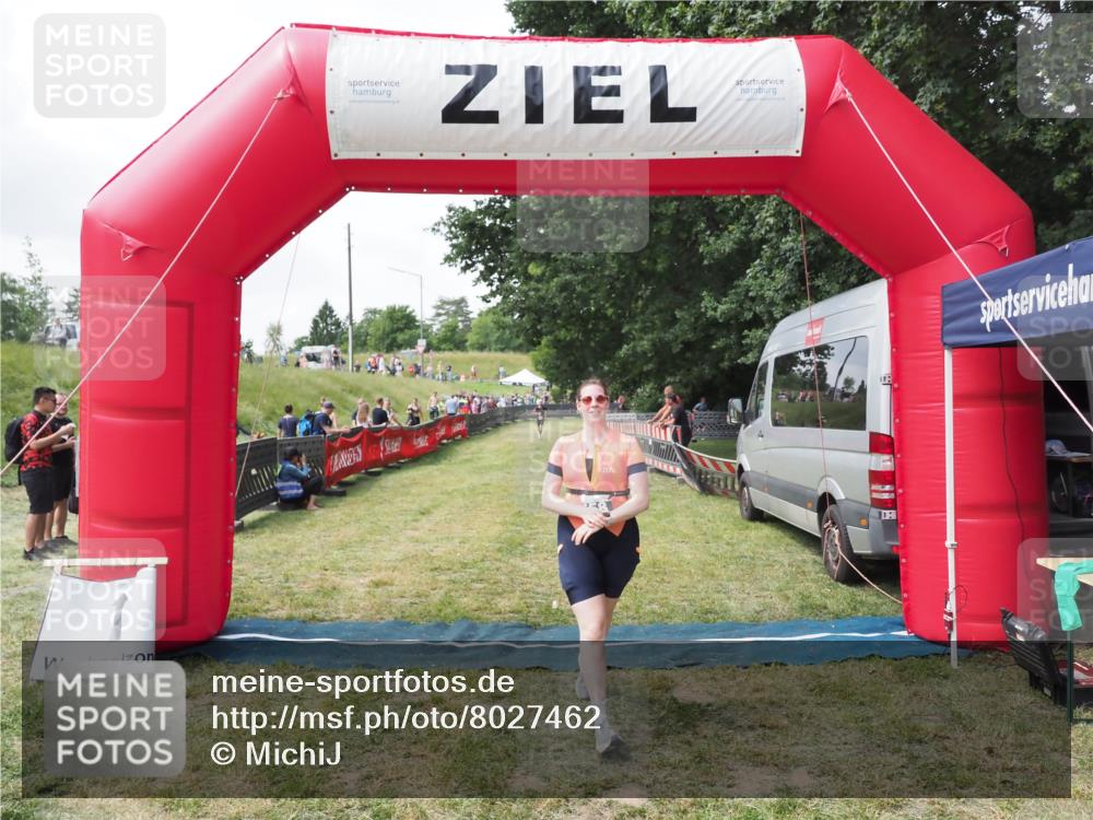 21.06.2025 - 27. Vierlanden-Triathlon MichiJ http://msf.ph/oto/8027462 15.06.2026 12:07:07 Ziel 558 meine-sportfotos.de