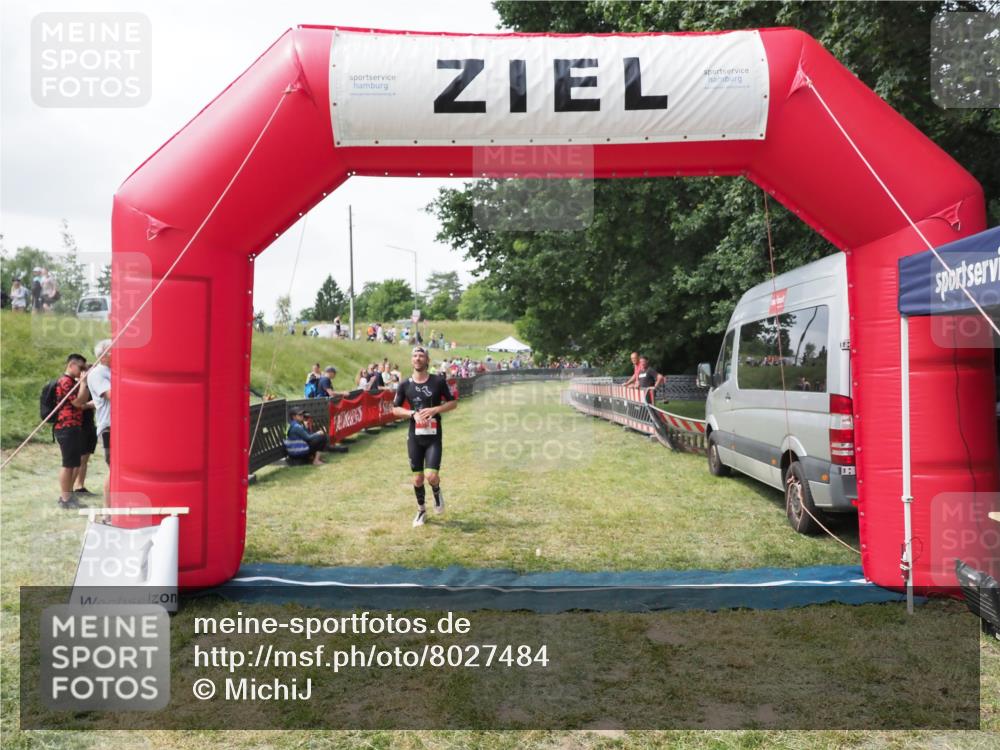 21.06.2025 - 27. Vierlanden-Triathlon MichiJ http://msf.ph/oto/8027484 15.06.2026 12:07:15 Ziel 63 meine-sportfotos.de