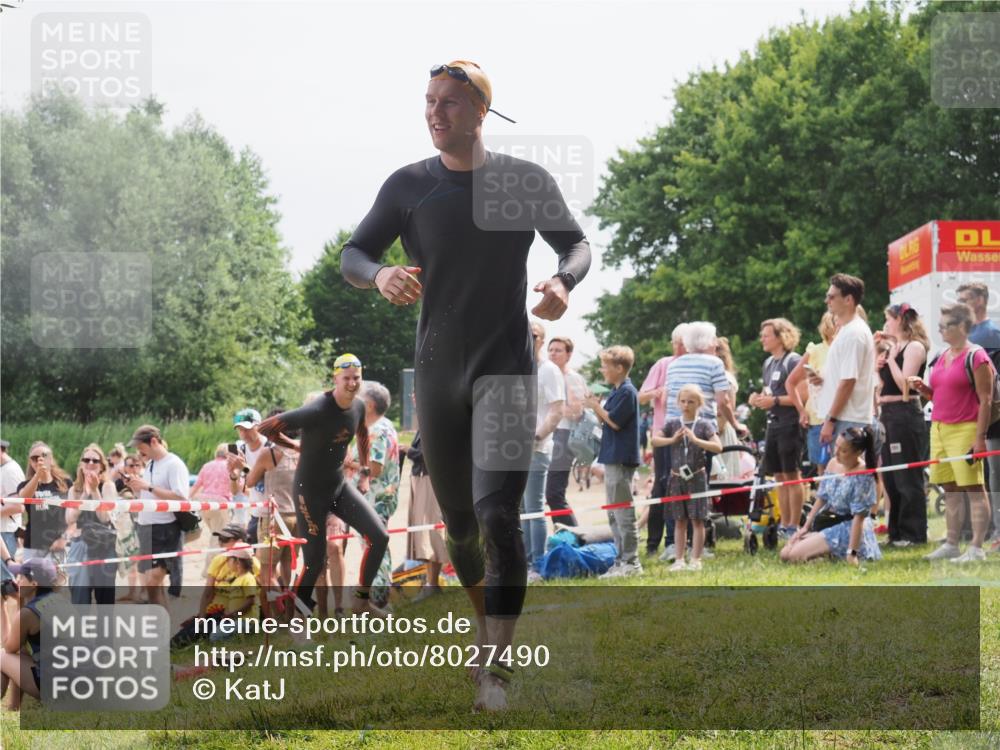 15.06.2025 - 27. Vierlanden-Triathlon KatJ http://msf.ph/oto/8027490 15.06.2025 11:00:56 Schwimmen 637, 681, 699, 746 meine-sportfotos.de