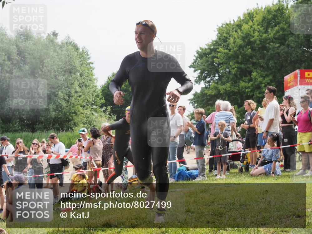 15.06.2025 - 27. Vierlanden-Triathlon KatJ http://msf.ph/oto/8027499 15.06.2025 11:00:56 Schwimmen 637, 681, 699, 746 meine-sportfotos.de