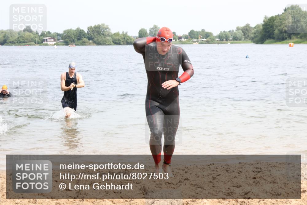 15.06.2025 - 27. Vierlanden-Triathlon Lena Gebhardt http://msf.ph/oto/8027503 15.06.2025 11:00:34 Schwimmen 646, 649, 678, 699, 714, 723 meine-sportfotos.de
