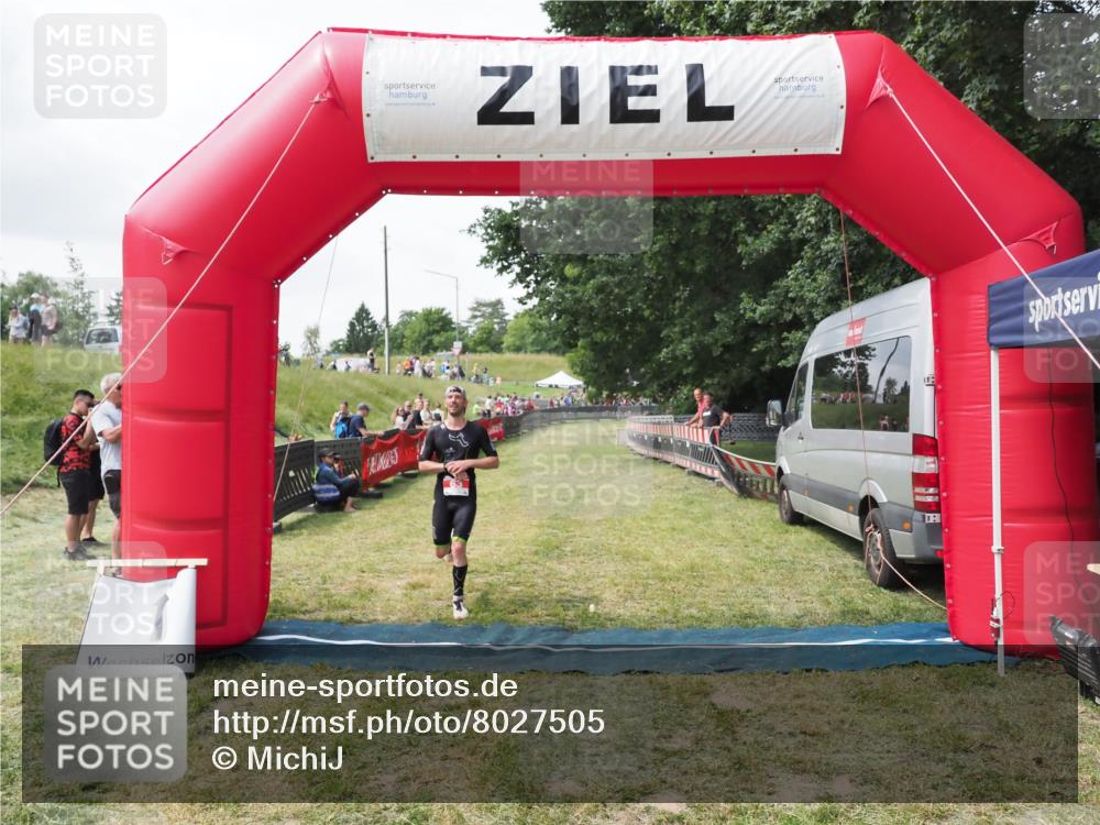 21.06.2025 - 27. Vierlanden-Triathlon MichiJ http://msf.ph/oto/8027505 15.06.2026 12:07:15 Ziel 63 meine-sportfotos.de