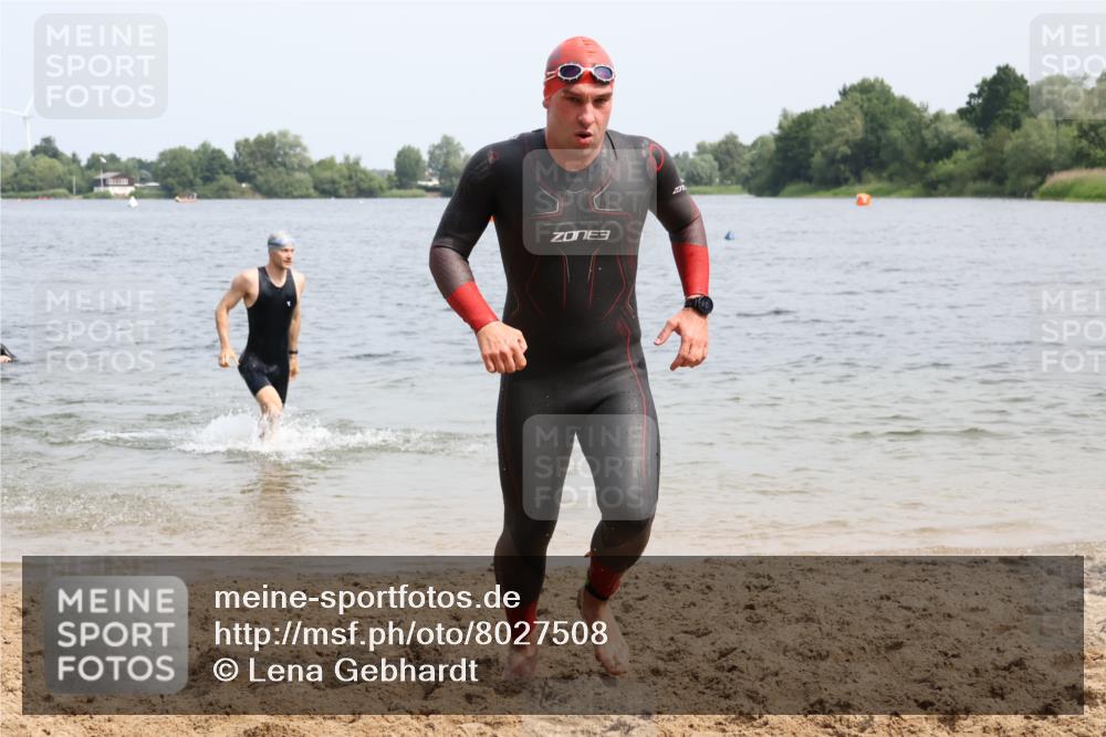 15.06.2025 - 27. Vierlanden-Triathlon Lena Gebhardt http://msf.ph/oto/8027508 15.06.2025 11:00:35 Schwimmen 649, 678, 699, 714, 723 meine-sportfotos.de