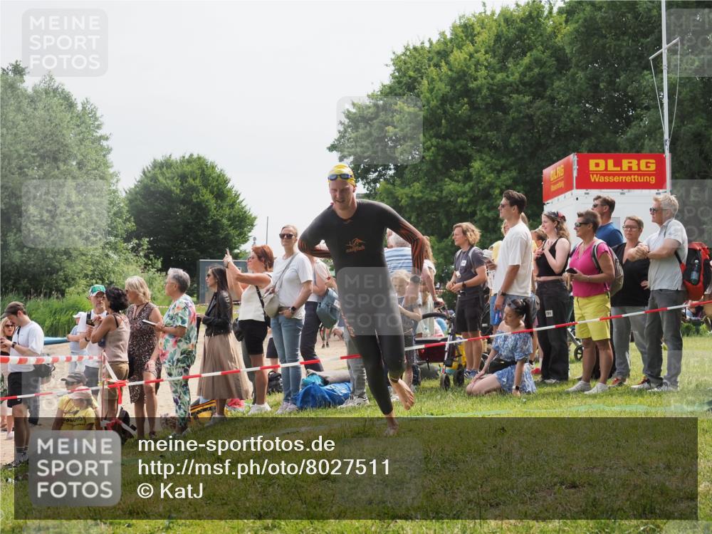 15.06.2025 - 27. Vierlanden-Triathlon KatJ http://msf.ph/oto/8027511 15.06.2025 11:00:57 Schwimmen 637, 681, 699, 746 meine-sportfotos.de