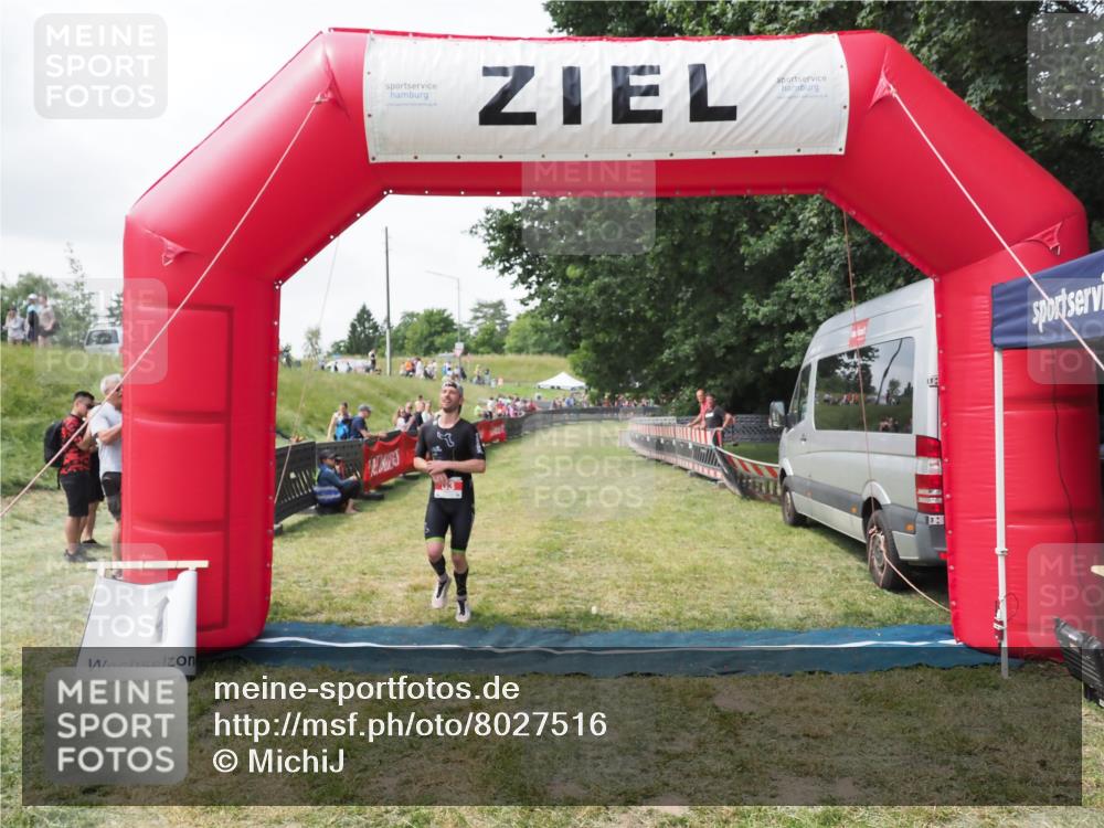 21.06.2025 - 27. Vierlanden-Triathlon MichiJ http://msf.ph/oto/8027516 15.06.2026 12:07:15 Ziel 63 meine-sportfotos.de