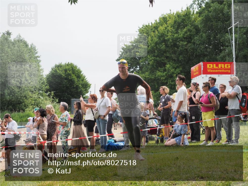 15.06.2025 - 27. Vierlanden-Triathlon KatJ http://msf.ph/oto/8027518 15.06.2025 11:00:57 Schwimmen 637, 681, 699, 746 meine-sportfotos.de