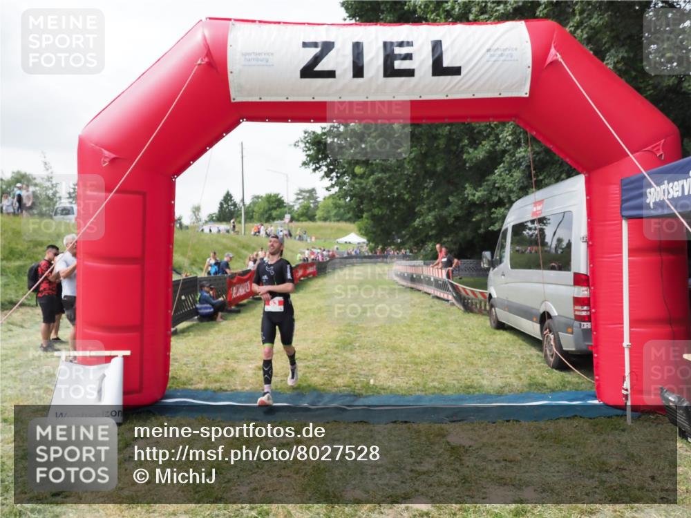21.06.2025 - 27. Vierlanden-Triathlon MichiJ http://msf.ph/oto/8027528 15.06.2026 12:07:15 Ziel 63 meine-sportfotos.de