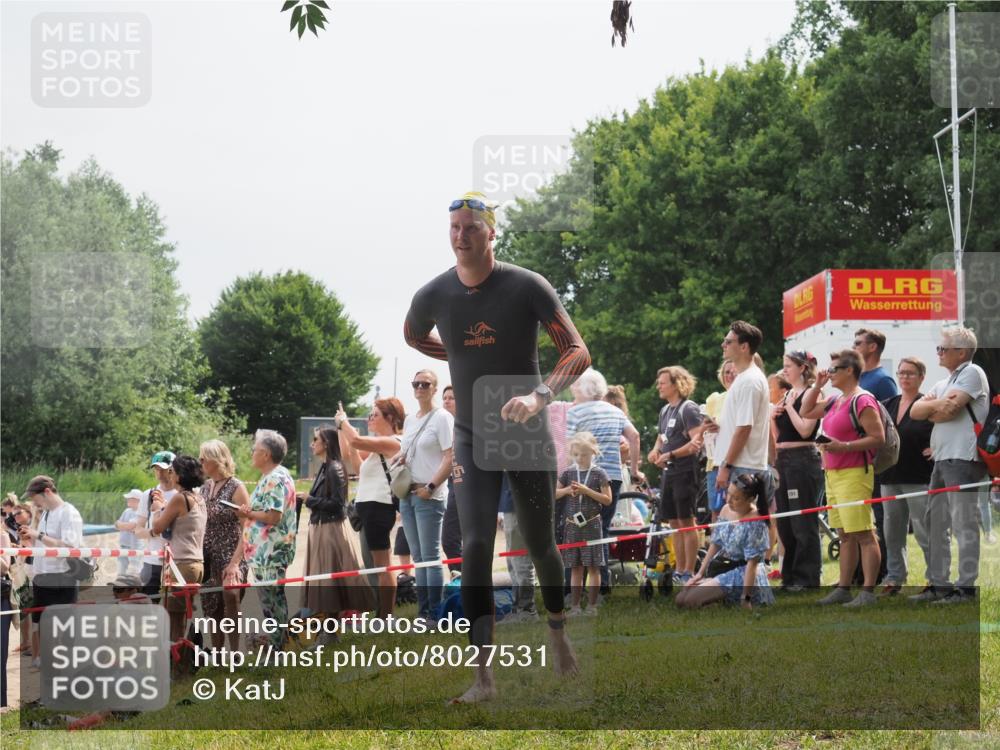 15.06.2025 - 27. Vierlanden-Triathlon KatJ http://msf.ph/oto/8027531 15.06.2025 11:00:58 Schwimmen 637, 681, 746 meine-sportfotos.de