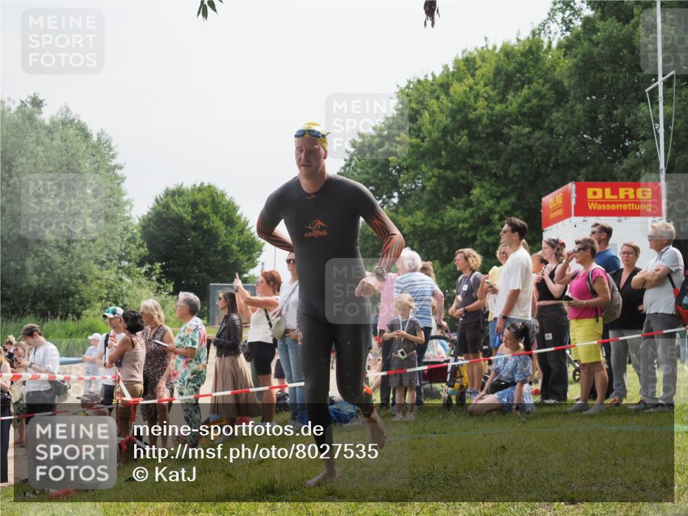 15.06.2025 - 27. Vierlanden-Triathlon KatJ http://msf.ph/oto/8027535 15.06.2025 11:00:58 Schwimmen 637, 681, 746 meine-sportfotos.de