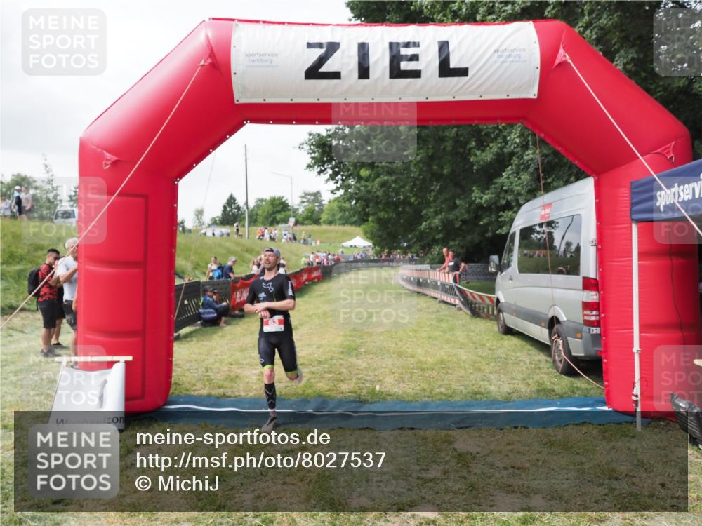 21.06.2025 - 27. Vierlanden-Triathlon MichiJ http://msf.ph/oto/8027537 15.06.2026 12:07:15 Ziel 63 meine-sportfotos.de
