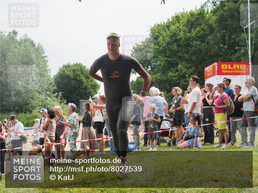 15.06.2025 - 27. Vierlanden-Triathlon KatJ http://msf.ph/oto/8027539 15.06.2025 11:00:58 Schwimmen 637, 681, 746 meine-sportfotos.de