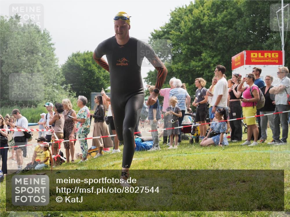15.06.2025 - 27. Vierlanden-Triathlon KatJ http://msf.ph/oto/8027544 15.06.2025 11:00:58 Schwimmen 637, 681, 746 meine-sportfotos.de