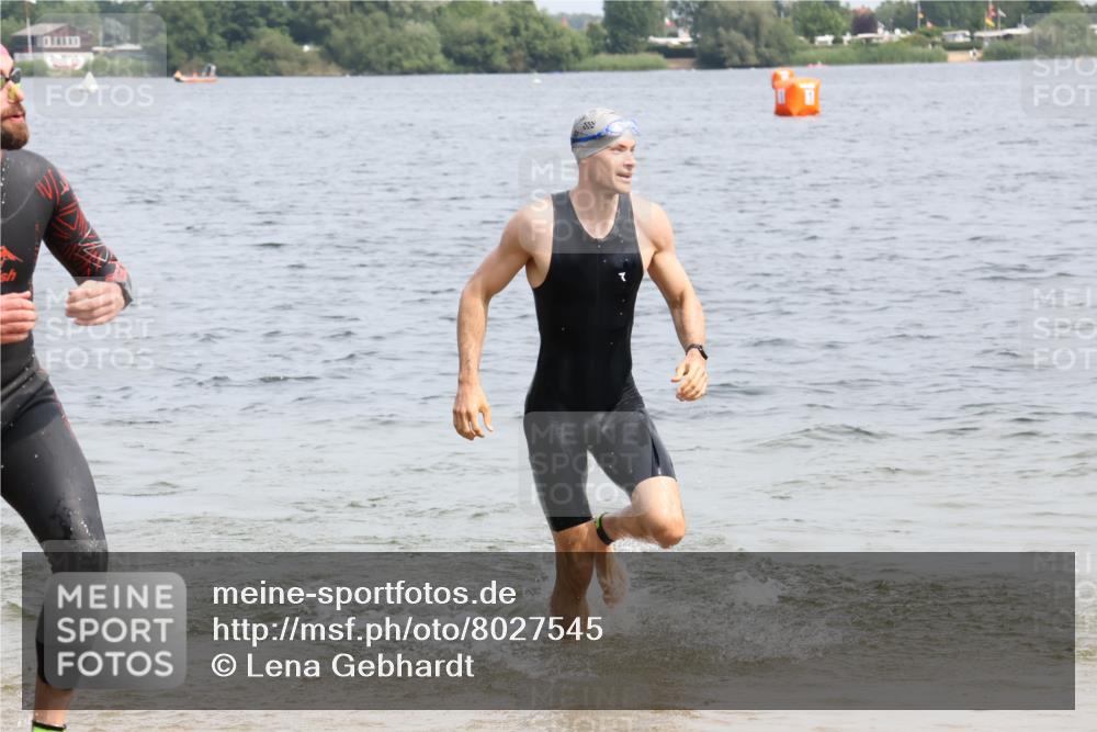 15.06.2025 - 27. Vierlanden-Triathlon Lena Gebhardt http://msf.ph/oto/8027545 15.06.2025 11:00:36 Schwimmen 649, 678, 699, 714, 723 meine-sportfotos.de