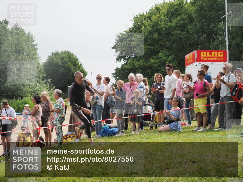 15.06.2025 - 27. Vierlanden-Triathlon KatJ http://msf.ph/oto/8027550 15.06.2025 11:01:21 Schwimmen 808, 869 meine-sportfotos.de