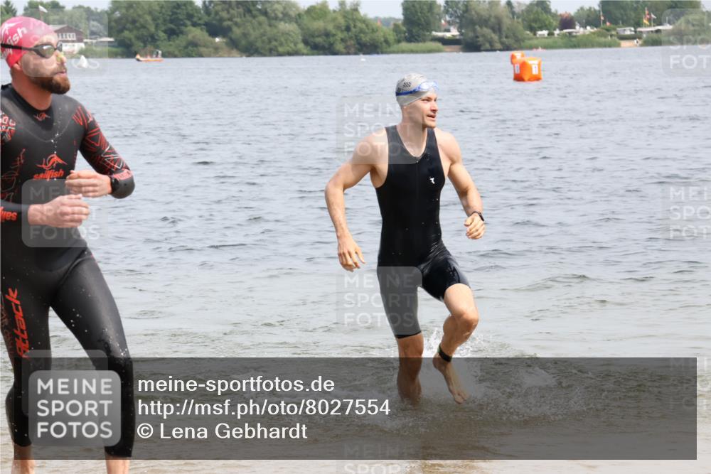 15.06.2025 - 27. Vierlanden-Triathlon Lena Gebhardt http://msf.ph/oto/8027554 15.06.2025 11:00:37 Schwimmen 649, 678, 699, 723 meine-sportfotos.de