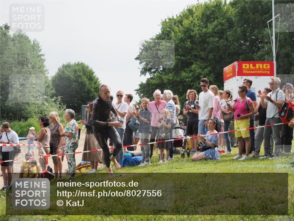 15.06.2025 - 27. Vierlanden-Triathlon KatJ http://msf.ph/oto/8027556 15.06.2025 11:01:21 Schwimmen 808, 869 meine-sportfotos.de
