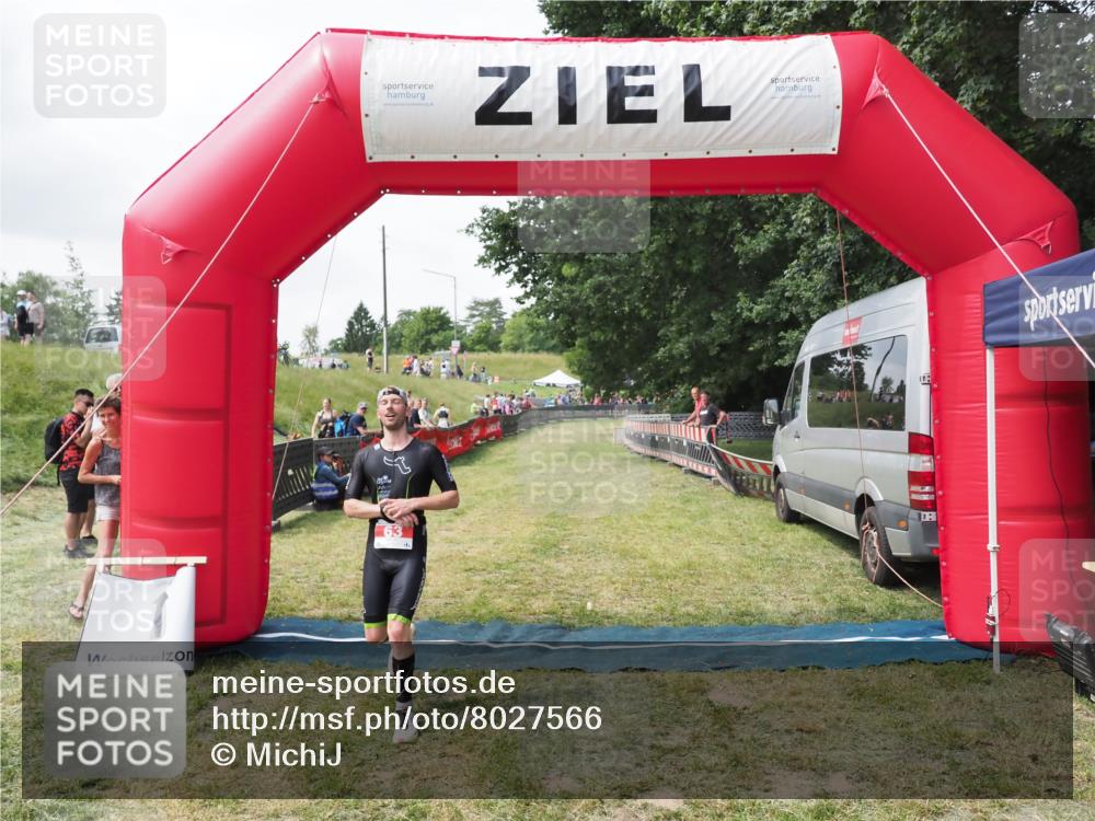 21.06.2025 - 27. Vierlanden-Triathlon MichiJ http://msf.ph/oto/8027566 15.06.2026 12:07:16 Ziel 63 meine-sportfotos.de
