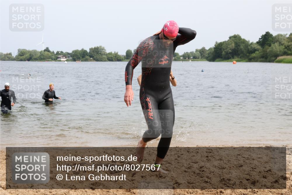 15.06.2025 - 27. Vierlanden-Triathlon Lena Gebhardt http://msf.ph/oto/8027567 15.06.2025 11:00:38 Schwimmen 649, 678, 681, 699, 723 meine-sportfotos.de