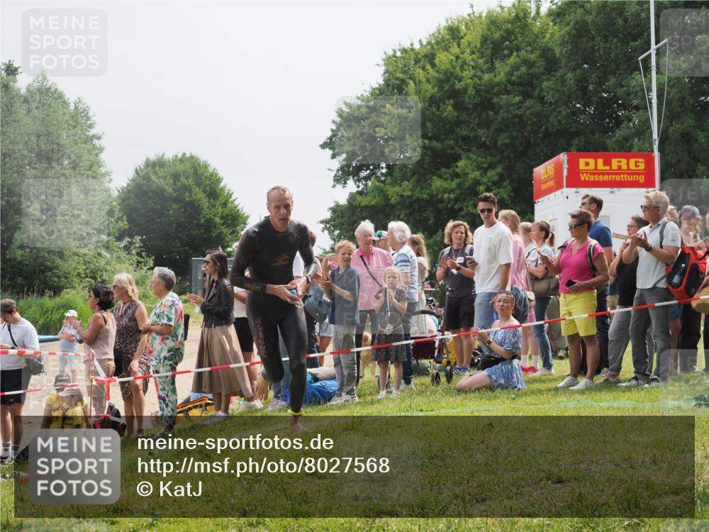 15.06.2025 - 27. Vierlanden-Triathlon KatJ http://msf.ph/oto/8027568 15.06.2025 11:01:22 Schwimmen 808, 869 meine-sportfotos.de