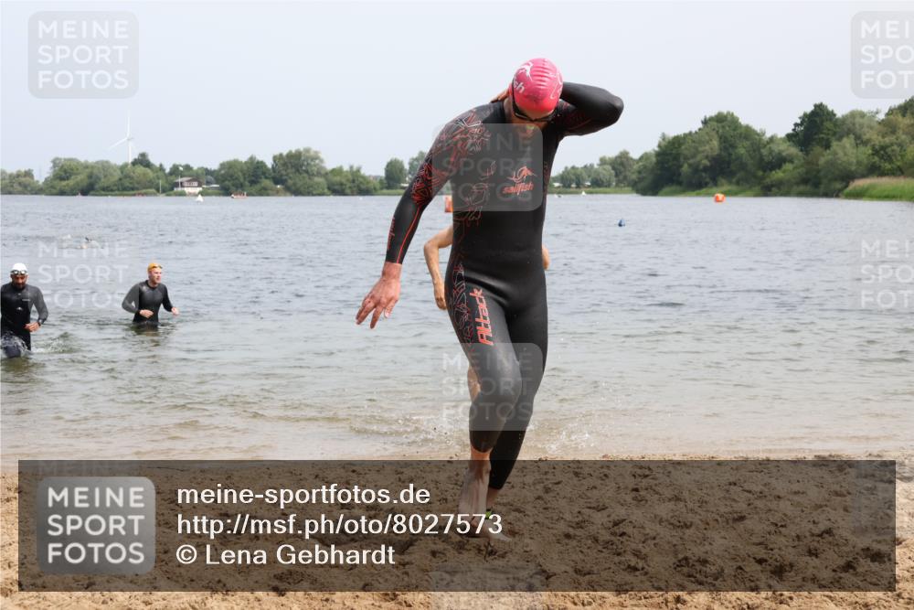 15.06.2025 - 27. Vierlanden-Triathlon Lena Gebhardt http://msf.ph/oto/8027573 15.06.2025 11:00:38 Schwimmen 649, 678, 681, 699, 723 meine-sportfotos.de