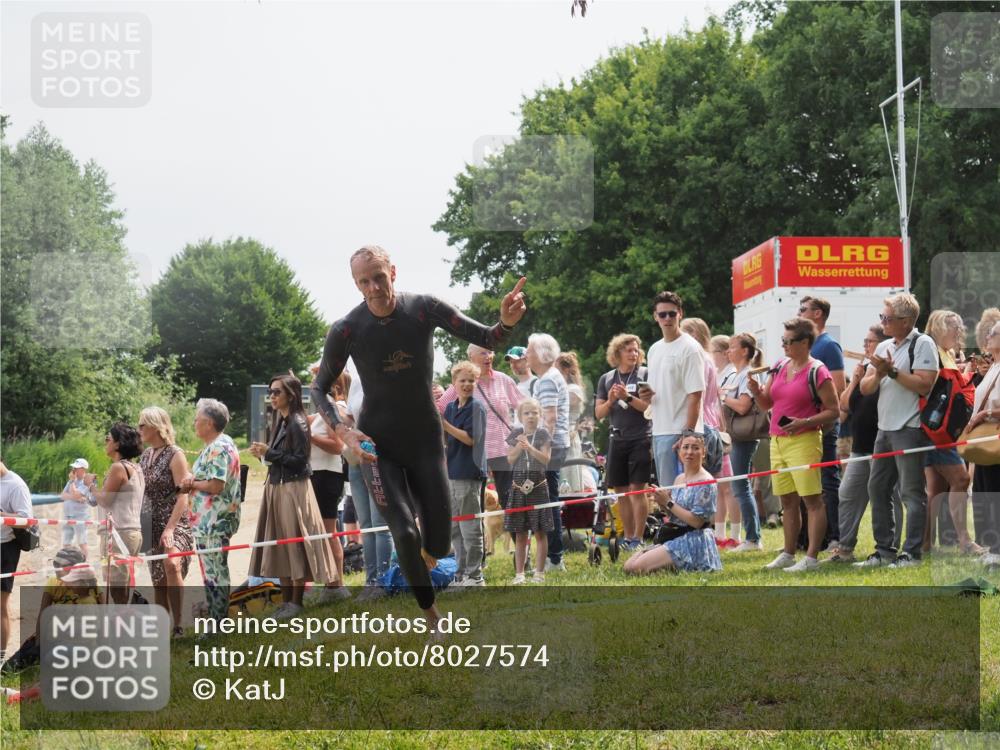 15.06.2025 - 27. Vierlanden-Triathlon KatJ http://msf.ph/oto/8027574 15.06.2025 11:01:22 Schwimmen 808, 869 meine-sportfotos.de