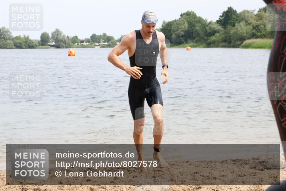 15.06.2025 - 27. Vierlanden-Triathlon Lena Gebhardt http://msf.ph/oto/8027578 15.06.2025 11:00:40 Schwimmen 637, 649, 678, 681, 699, 723 meine-sportfotos.de