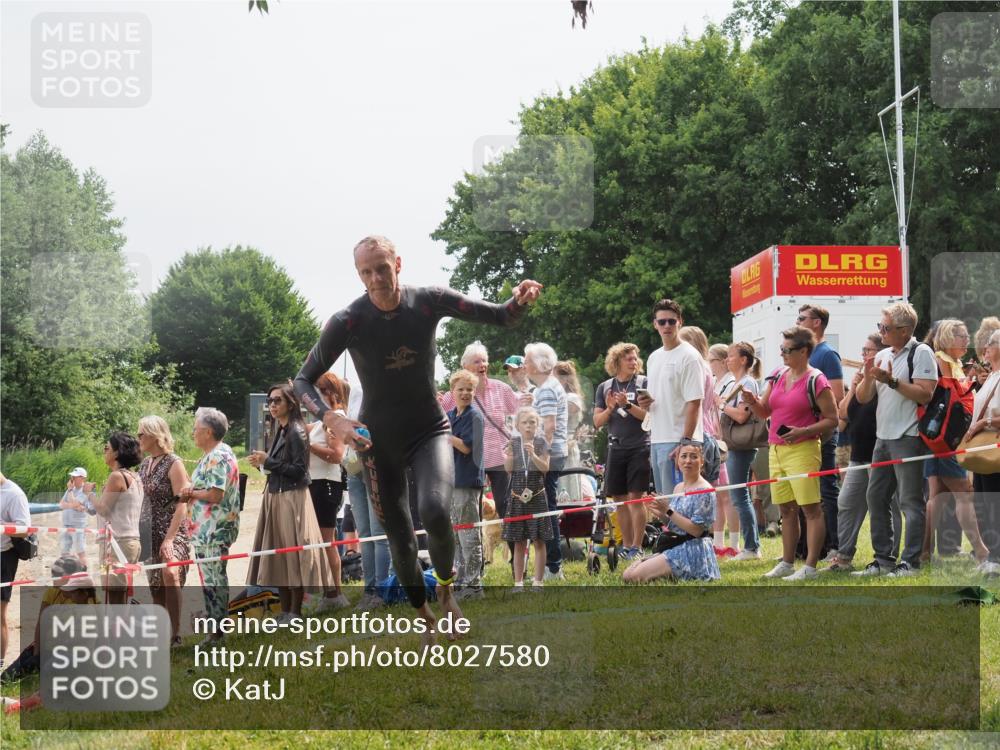 15.06.2025 - 27. Vierlanden-Triathlon KatJ http://msf.ph/oto/8027580 15.06.2025 11:01:22 Schwimmen 808, 869 meine-sportfotos.de