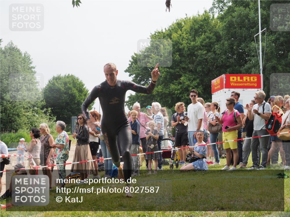 15.06.2025 - 27. Vierlanden-Triathlon KatJ http://msf.ph/oto/8027587 15.06.2025 11:01:22 Schwimmen 808, 869 meine-sportfotos.de
