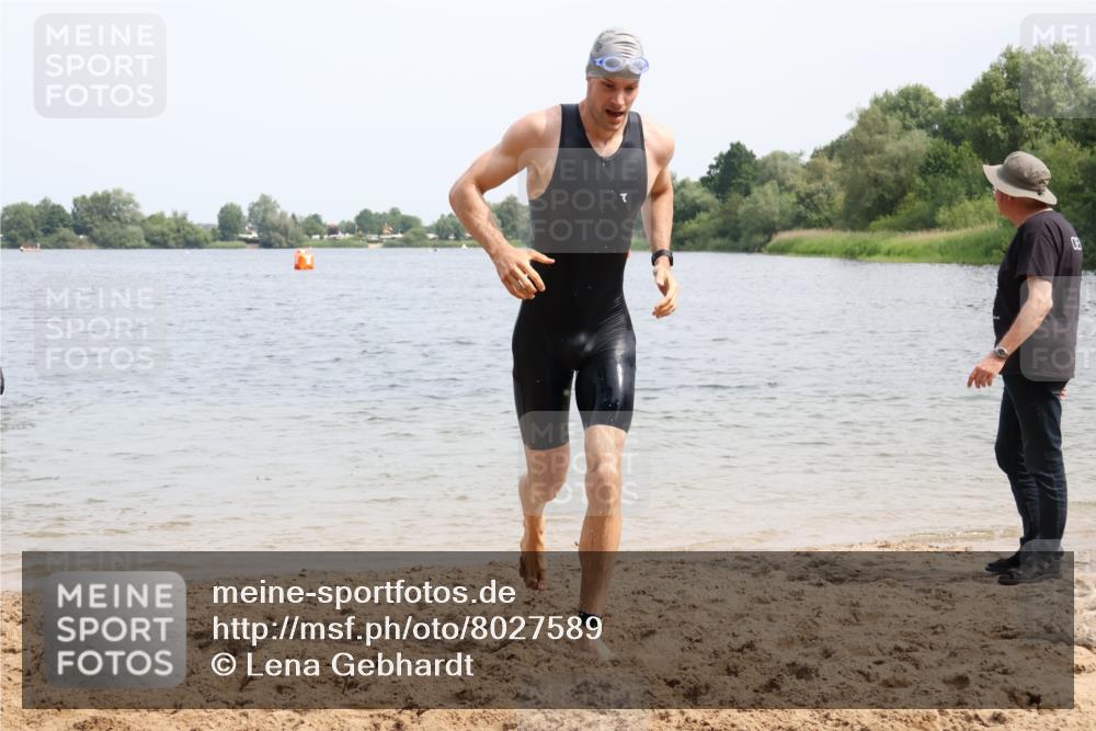 15.06.2025 - 27. Vierlanden-Triathlon Lena Gebhardt http://msf.ph/oto/8027589 15.06.2025 11:00:41 Schwimmen 637, 649, 678, 681, 699, 723 meine-sportfotos.de