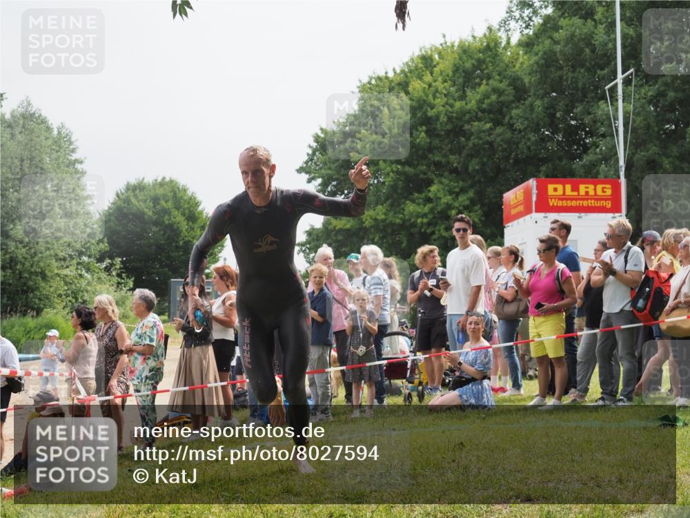15.06.2025 - 27. Vierlanden-Triathlon KatJ http://msf.ph/oto/8027594 15.06.2025 11:01:22 Schwimmen 808, 869 meine-sportfotos.de