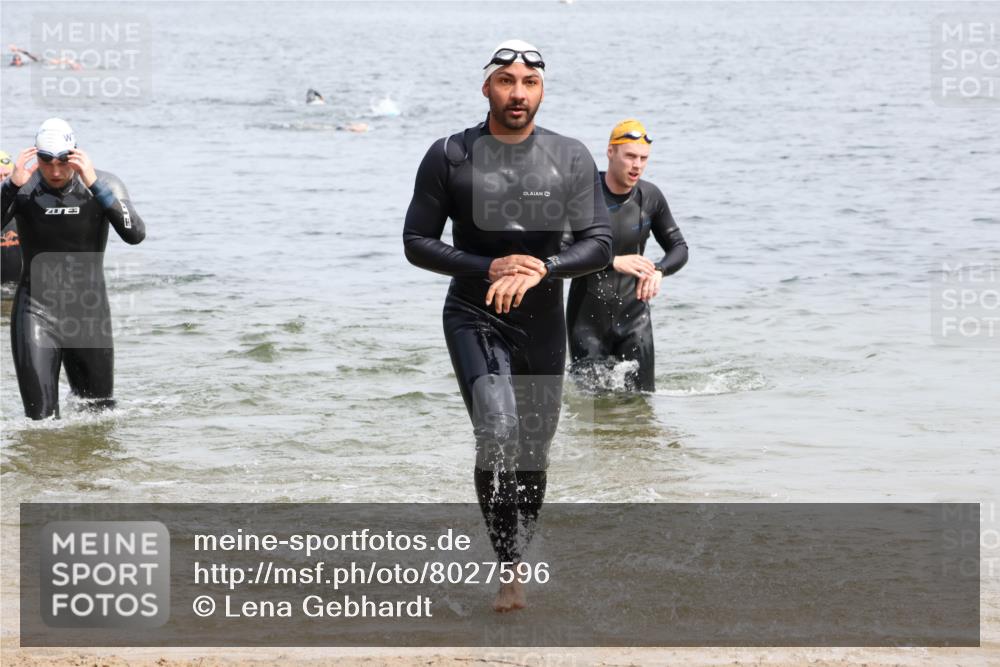 15.06.2025 - 27. Vierlanden-Triathlon Lena Gebhardt http://msf.ph/oto/8027596 15.06.2025 11:00:42 Schwimmen 637, 649, 678, 681, 699, 723 meine-sportfotos.de
