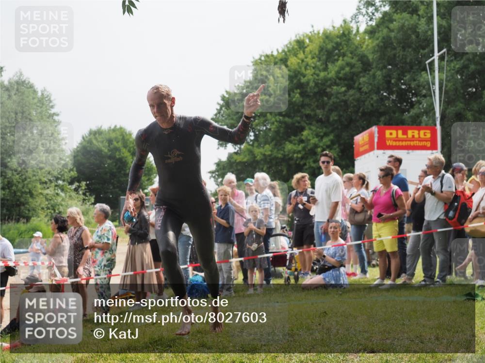 15.06.2025 - 27. Vierlanden-Triathlon KatJ http://msf.ph/oto/8027603 15.06.2025 11:01:22 Schwimmen 808, 869 meine-sportfotos.de