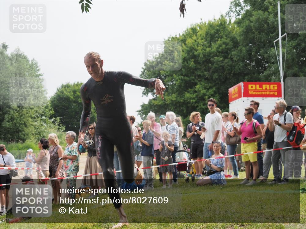 15.06.2025 - 27. Vierlanden-Triathlon KatJ http://msf.ph/oto/8027609 15.06.2025 11:01:22 Schwimmen 808, 869 meine-sportfotos.de