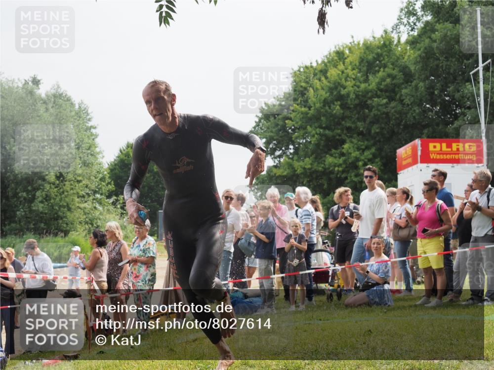 15.06.2025 - 27. Vierlanden-Triathlon KatJ http://msf.ph/oto/8027614 15.06.2025 11:01:23 Schwimmen 717, 808, 869 meine-sportfotos.de