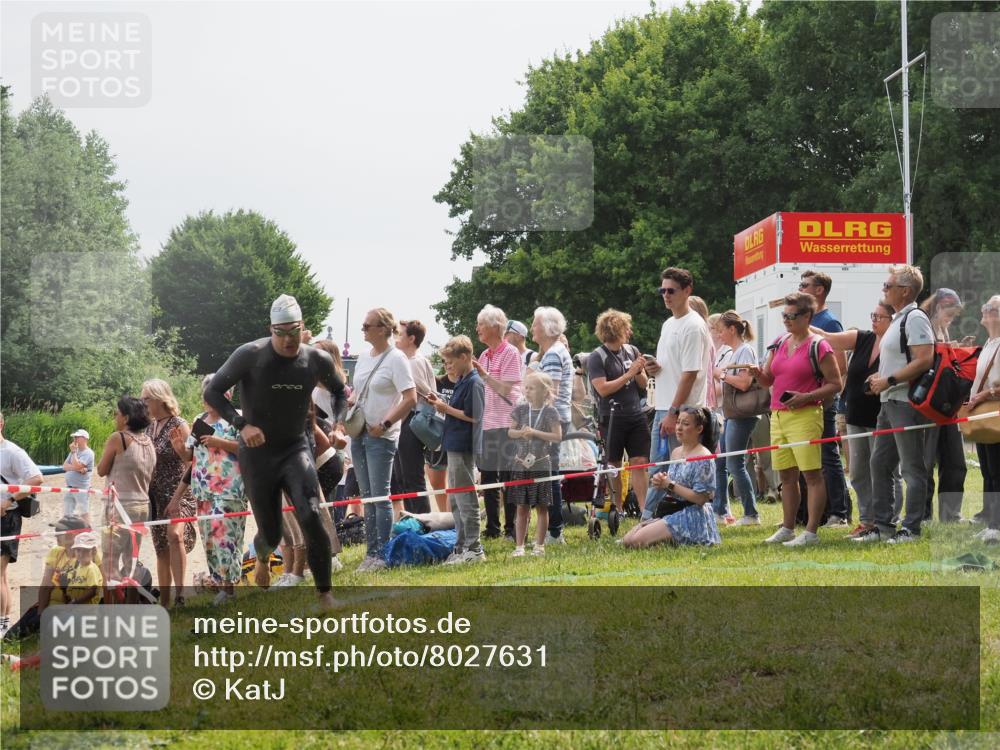 15.06.2025 - 27. Vierlanden-Triathlon KatJ http://msf.ph/oto/8027631 15.06.2025 11:01:28 Schwimmen 717, 808, 869 meine-sportfotos.de