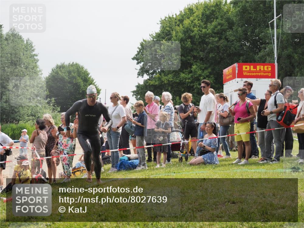 15.06.2025 - 27. Vierlanden-Triathlon KatJ http://msf.ph/oto/8027639 15.06.2025 11:01:28 Schwimmen 717, 808, 869 meine-sportfotos.de