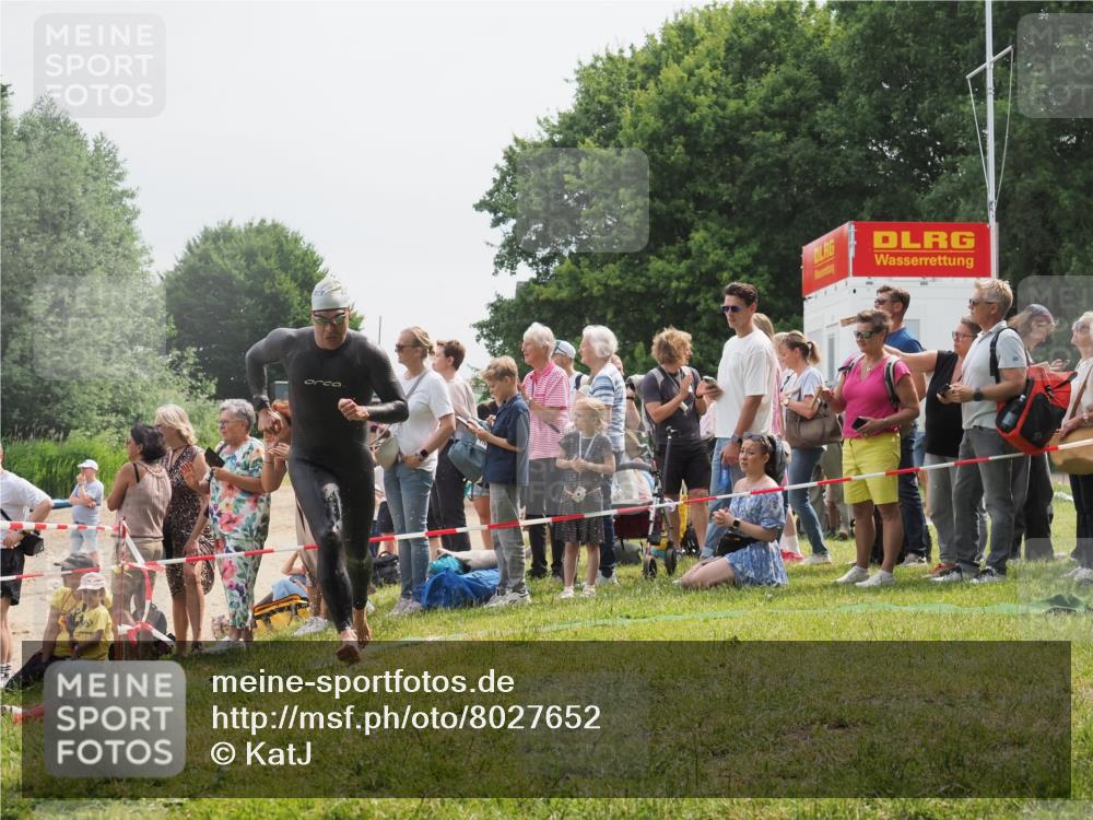 15.06.2025 - 27. Vierlanden-Triathlon KatJ http://msf.ph/oto/8027652 15.06.2025 11:01:28 Schwimmen 717, 808, 869 meine-sportfotos.de