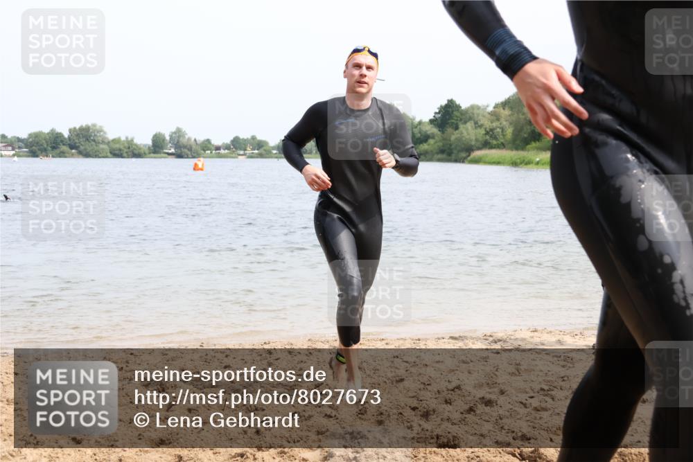 15.06.2025 - 27. Vierlanden-Triathlon Lena Gebhardt http://msf.ph/oto/8027673 15.06.2025 11:00:49 Schwimmen 637, 678, 681, 699, 746 meine-sportfotos.de
