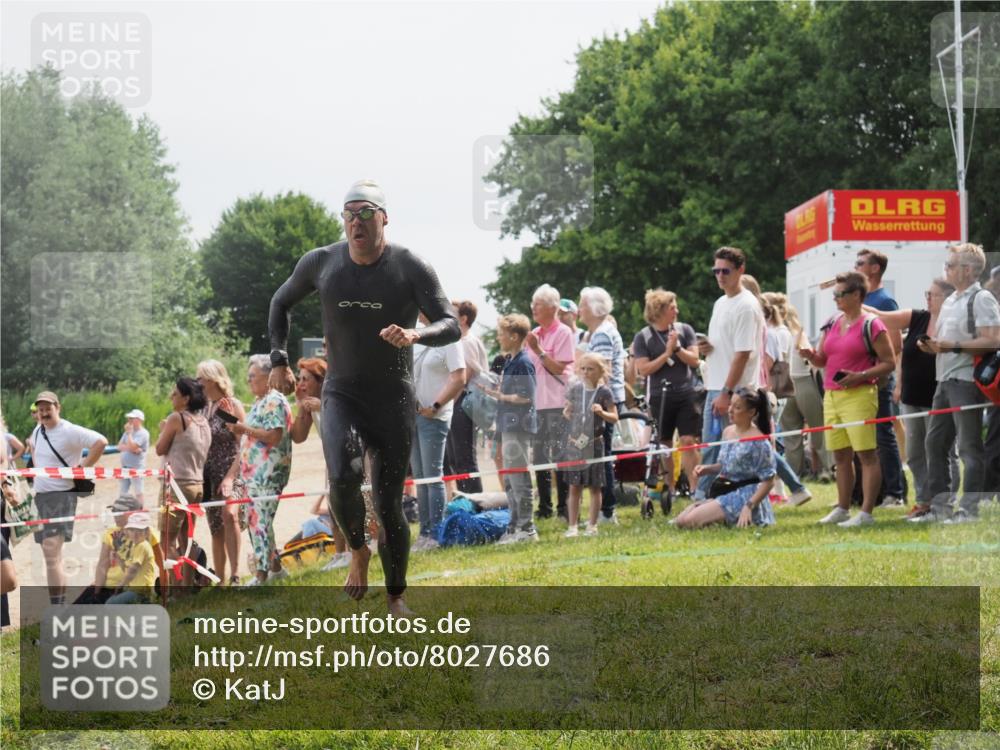15.06.2025 - 27. Vierlanden-Triathlon KatJ http://msf.ph/oto/8027686 15.06.2025 11:01:28 Schwimmen 717, 808, 869 meine-sportfotos.de