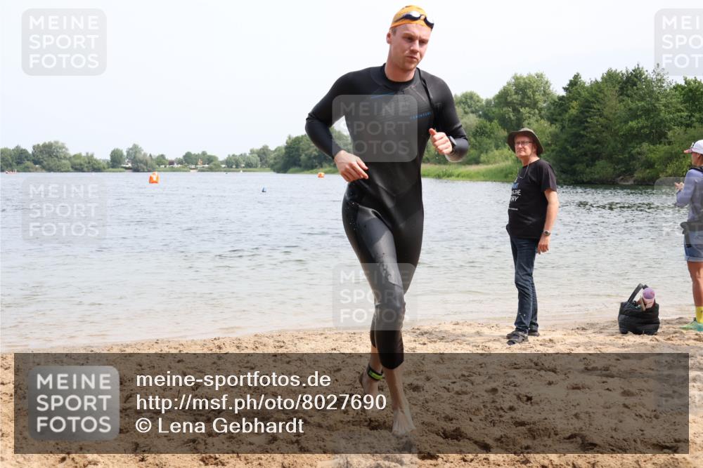 15.06.2025 - 27. Vierlanden-Triathlon Lena Gebhardt http://msf.ph/oto/8027690 15.06.2025 11:00:50 Schwimmen 637, 678, 681, 699, 746 meine-sportfotos.de