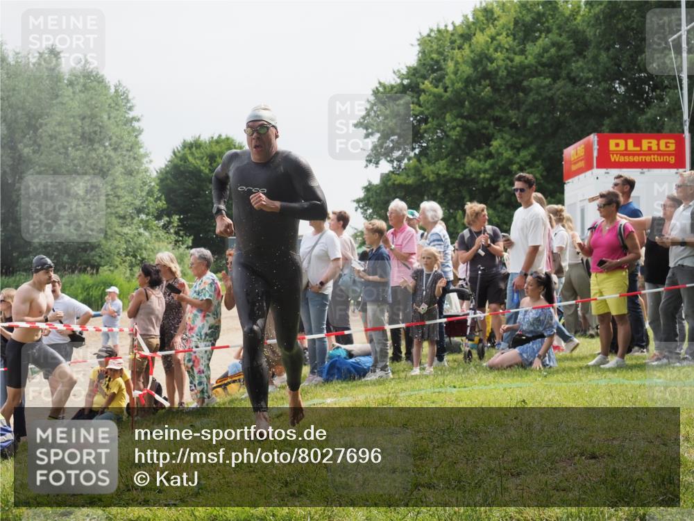 15.06.2025 - 27. Vierlanden-Triathlon KatJ http://msf.ph/oto/8027696 15.06.2025 11:01:29 Schwimmen 717, 808, 869 meine-sportfotos.de