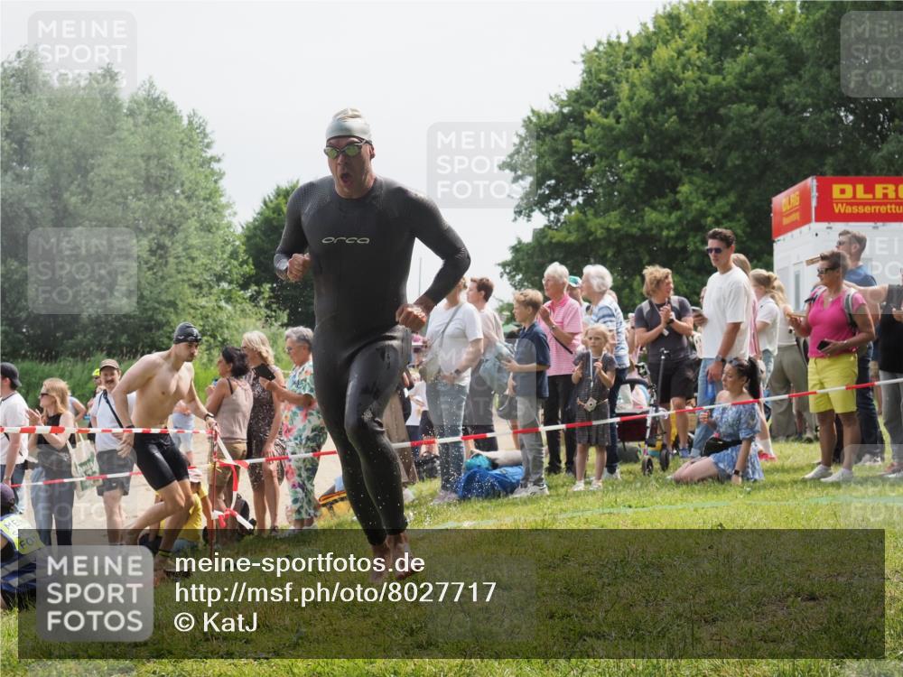 15.06.2025 - 27. Vierlanden-Triathlon KatJ http://msf.ph/oto/8027717 15.06.2025 11:01:29 Schwimmen 717, 808, 869 meine-sportfotos.de