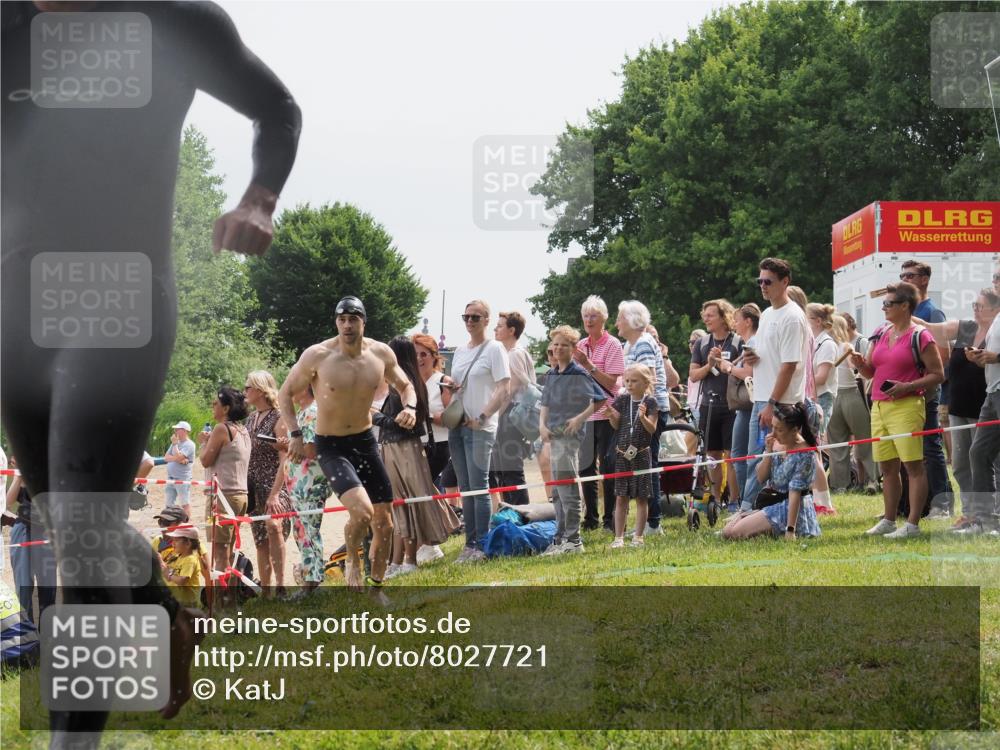 15.06.2025 - 27. Vierlanden-Triathlon KatJ http://msf.ph/oto/8027721 15.06.2025 11:01:30 Schwimmen 717, 808, 869 meine-sportfotos.de