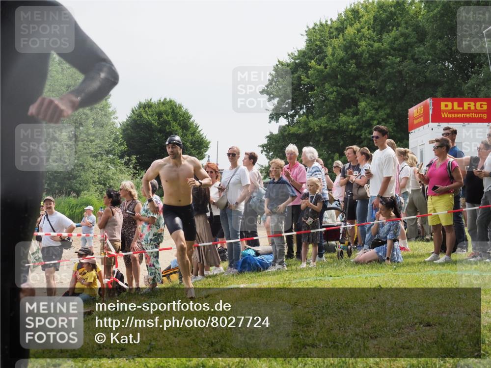 15.06.2025 - 27. Vierlanden-Triathlon KatJ http://msf.ph/oto/8027724 15.06.2025 11:01:30 Schwimmen 717, 808, 869 meine-sportfotos.de