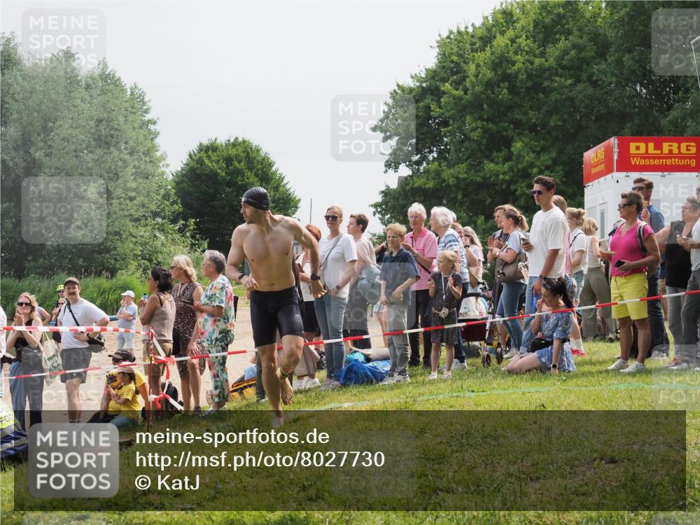 15.06.2025 - 27. Vierlanden-Triathlon KatJ http://msf.ph/oto/8027730 15.06.2025 11:01:30 Schwimmen 717, 808, 869 meine-sportfotos.de