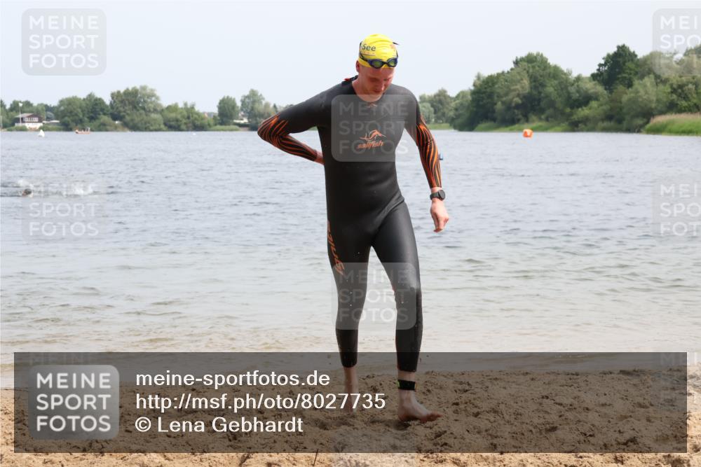 15.06.2025 - 27. Vierlanden-Triathlon Lena Gebhardt http://msf.ph/oto/8027735 15.06.2025 11:00:53 Schwimmen 637, 681, 699, 746 meine-sportfotos.de