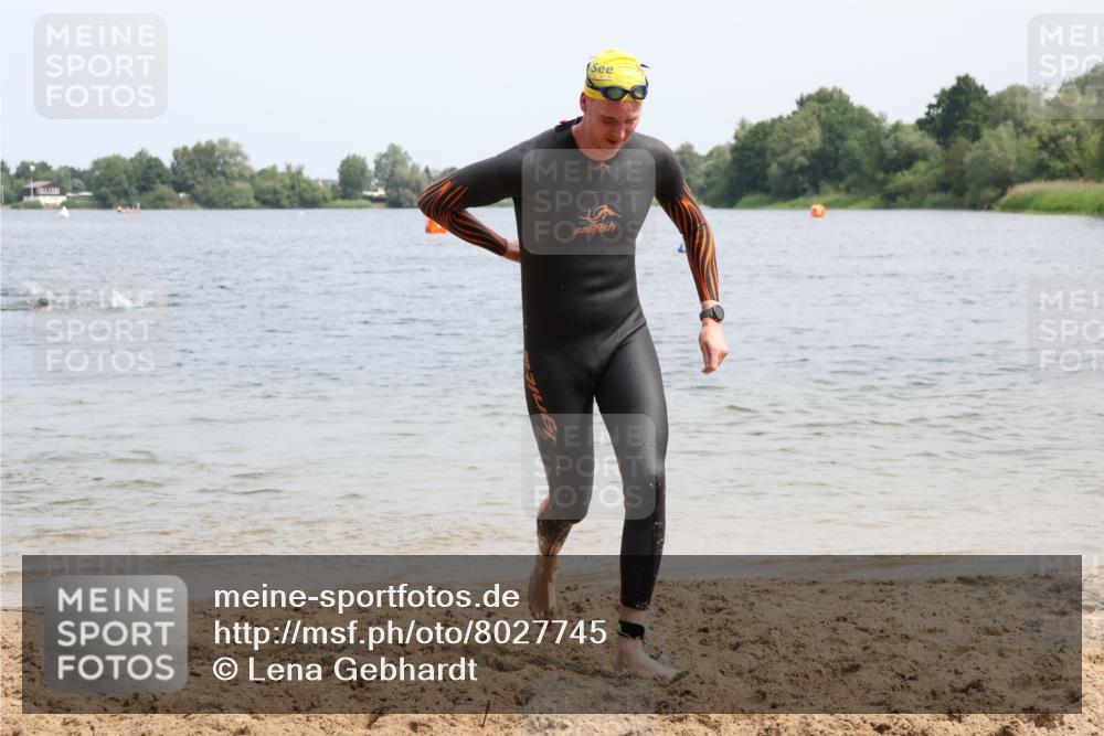 15.06.2025 - 27. Vierlanden-Triathlon Lena Gebhardt http://msf.ph/oto/8027745 15.06.2025 11:00:53 Schwimmen 637, 681, 699, 746 meine-sportfotos.de