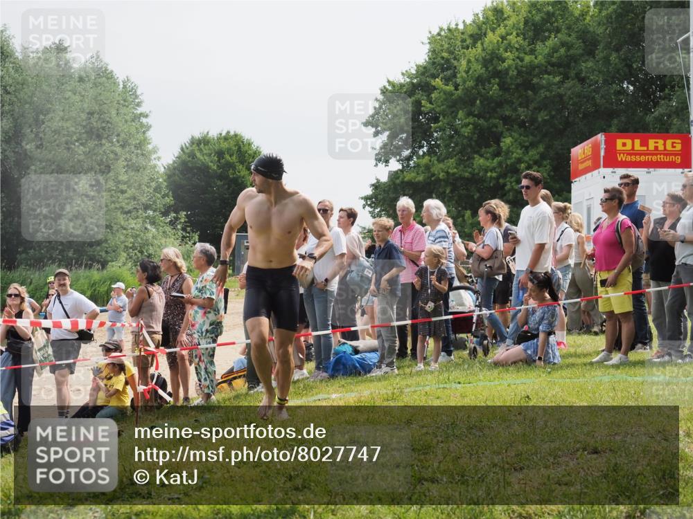 15.06.2025 - 27. Vierlanden-Triathlon KatJ http://msf.ph/oto/8027747 15.06.2025 11:01:30 Schwimmen 717, 808, 869 meine-sportfotos.de