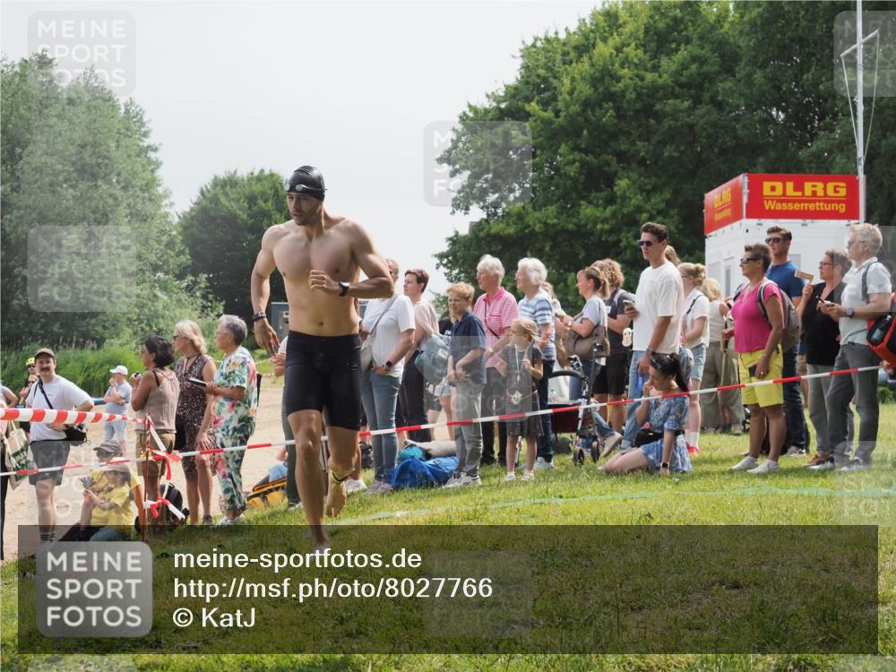 15.06.2025 - 27. Vierlanden-Triathlon KatJ http://msf.ph/oto/8027766 15.06.2025 11:01:31 Schwimmen 717, 808, 869 meine-sportfotos.de