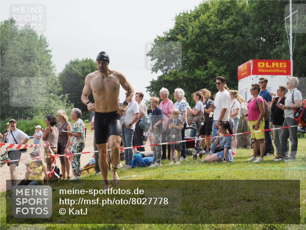 15.06.2025 - 27. Vierlanden-Triathlon KatJ http://msf.ph/oto/8027778 15.06.2025 11:01:31 Schwimmen 717, 808, 869 meine-sportfotos.de